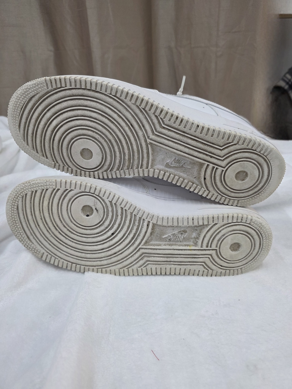 Mens Nike Air Force 1 '07 Low Top White Sneakers - Picture 6 of 9